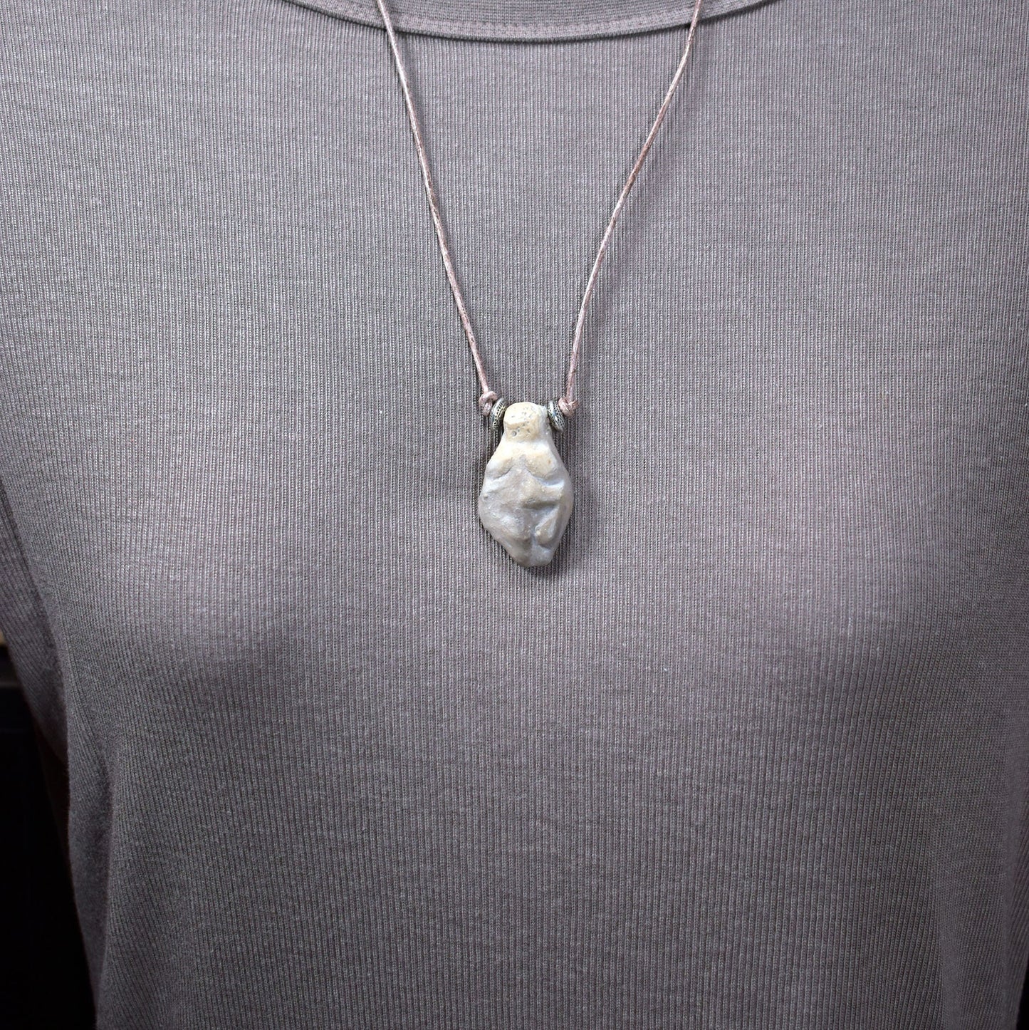 Einzigartiges Glücksbringer Amulett: Rauchbrand Ton Anhänger - Venus von Willendorf mit Leder- oder Baumwollband