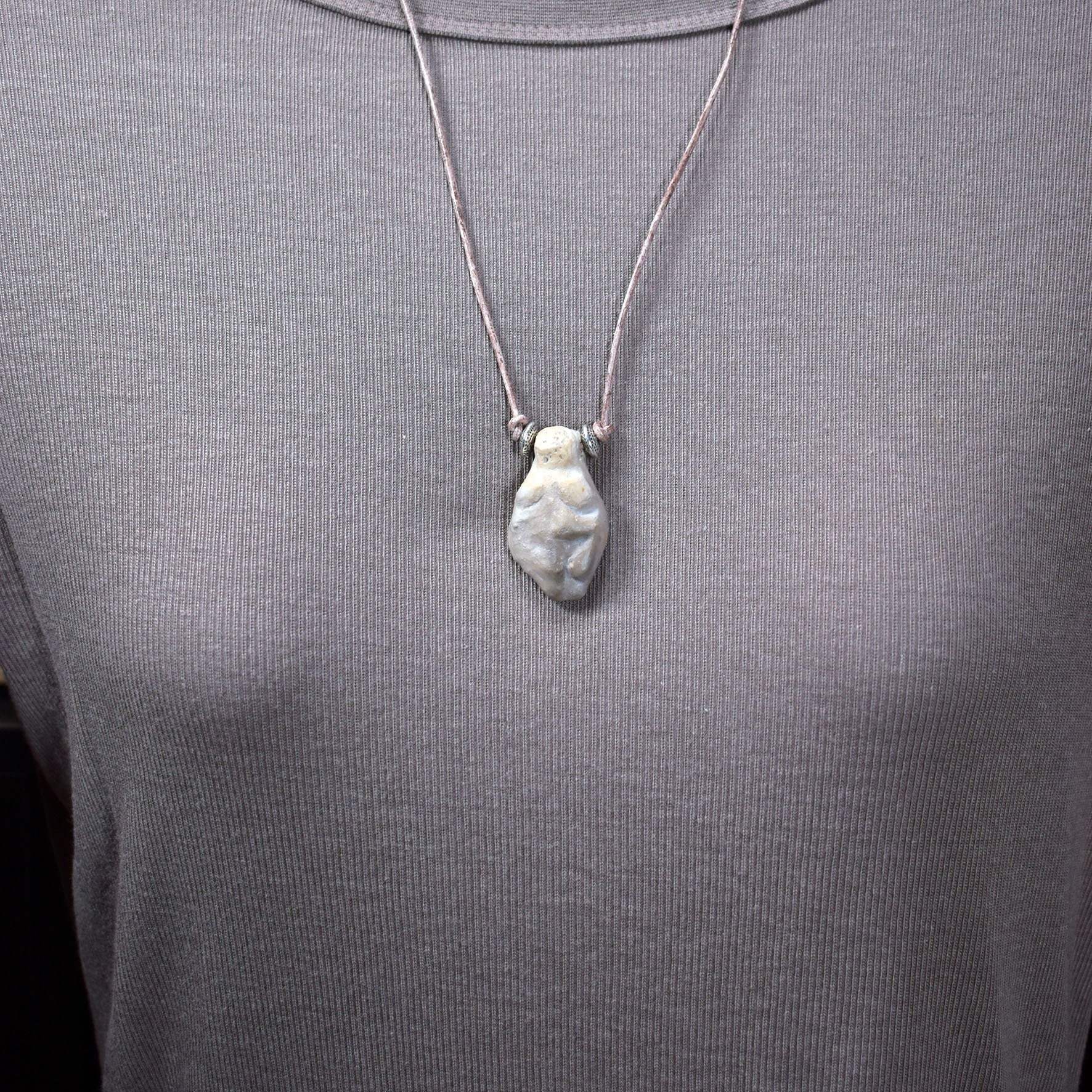 Einzigartiges Glücksbringer Amulett: Rauchbrand Ton Anhänger - Venus von Willendorf mit Leder- oder Baumwollband