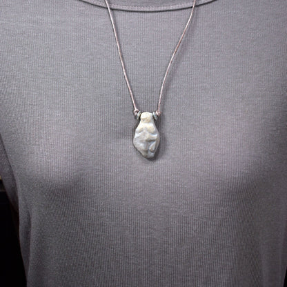 Einzigartiges Glücksbringer Amulett: Rauchbrand Ton Anhänger - Venus von Willendorf mit Leder- oder Baumwollband