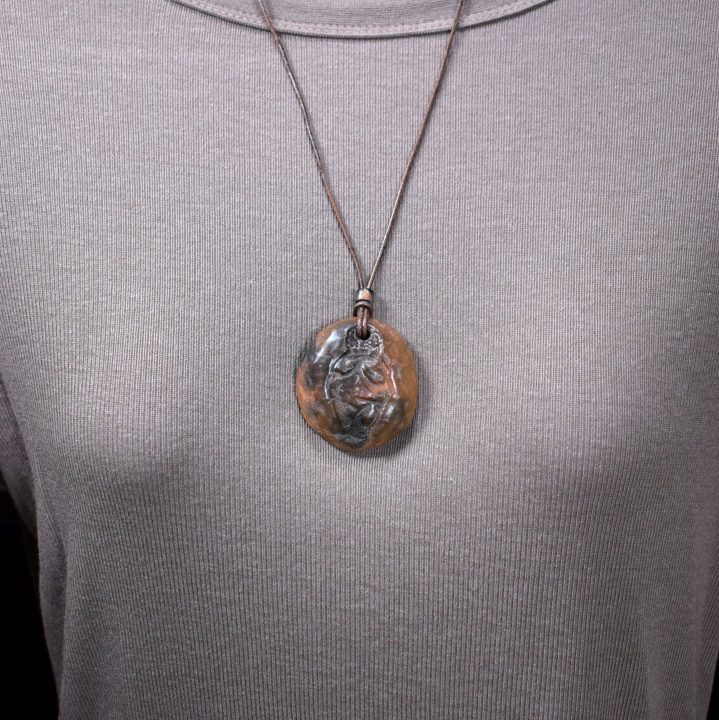 Einzigartiges Glücksbringer Amulett: Rauchbrand Ton Anhänger - Venus von Willendorf mit Leder- oder Baumwollband