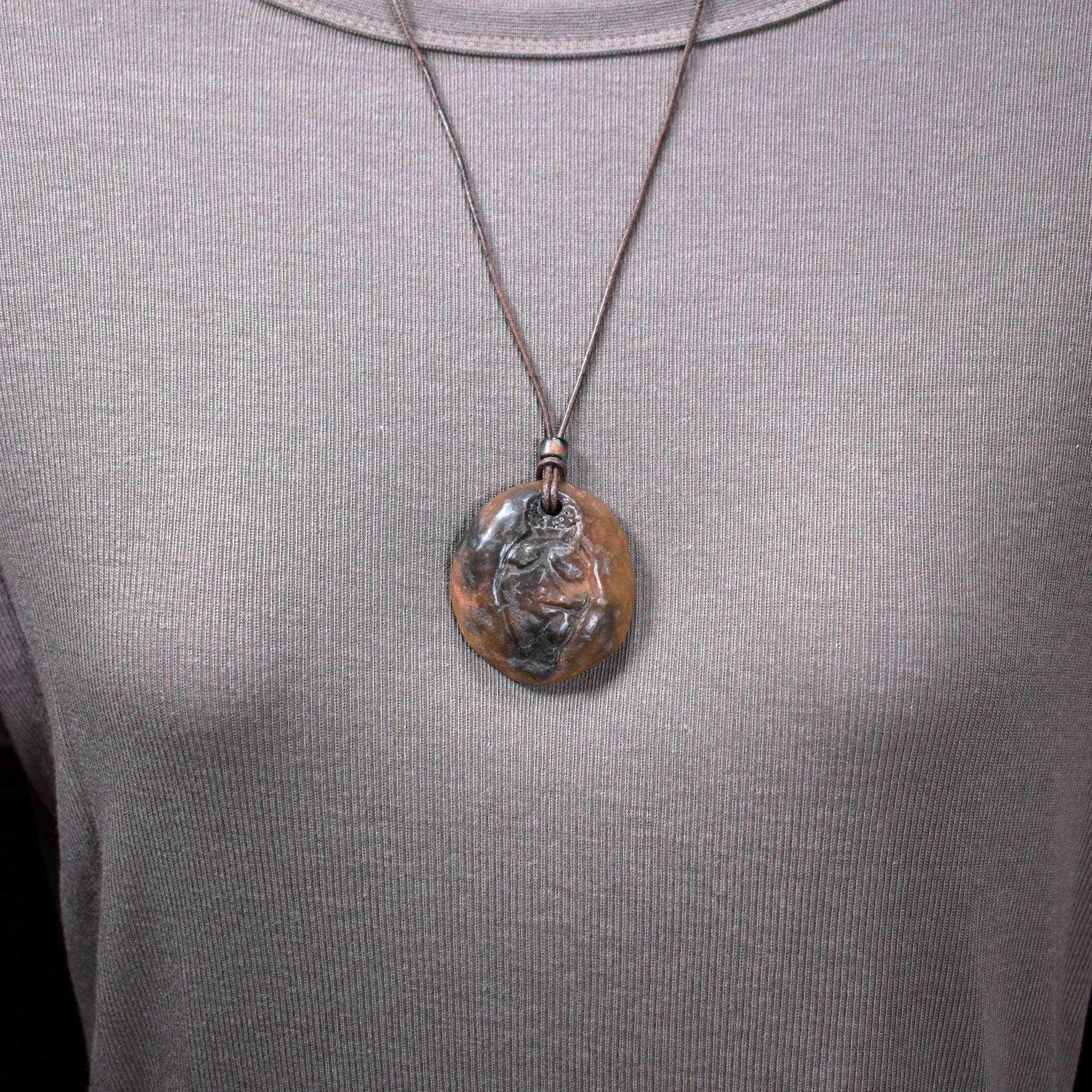 Einzigartiges Glücksbringer Amulett: Rauchbrand Ton Anhänger - Venus von Willendorf mit Leder- oder Baumwollband