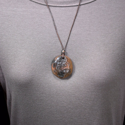 Einzigartiges Glücksbringer Amulett: Rauchbrand Ton Anhänger - Venus von Willendorf mit Leder- oder Baumwollband