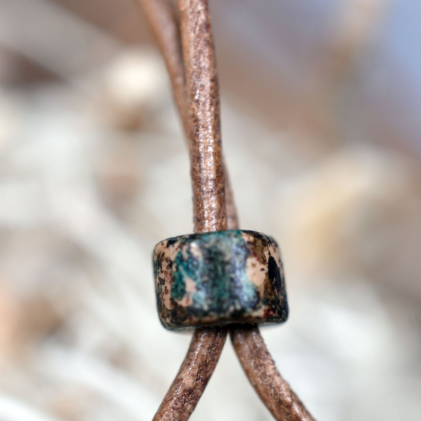 Handgefertigtes Yoni-Amulett aus traditionell gebranntem Ton – Einzigartige Rauchbrandkunst für dein Wohlbefinden