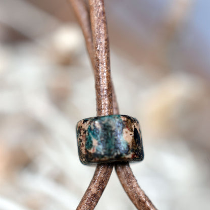 Handgefertigtes Yoni-Amulett aus traditionell gebranntem Ton – Einzigartige Rauchbrandkunst für dein Wohlbefinden