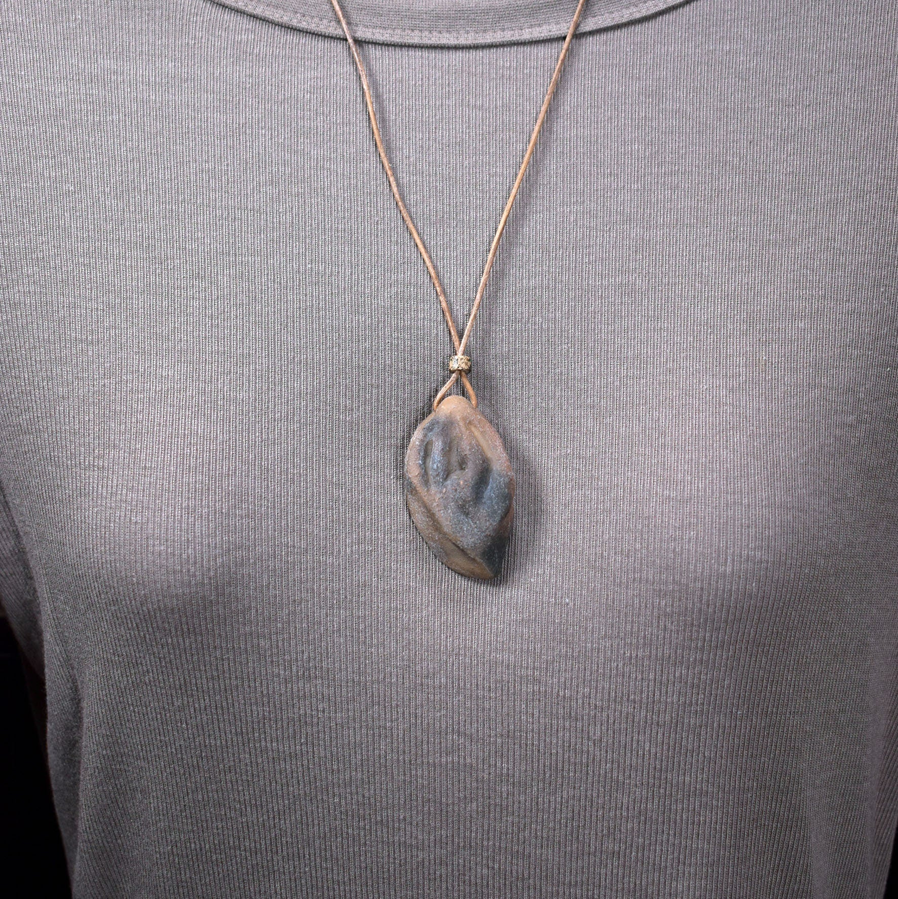 Handgefertigtes Yoni-Amulett aus traditionell gebranntem Ton – Einzigartige Rauchbrandkunst für dein Wohlbefinden