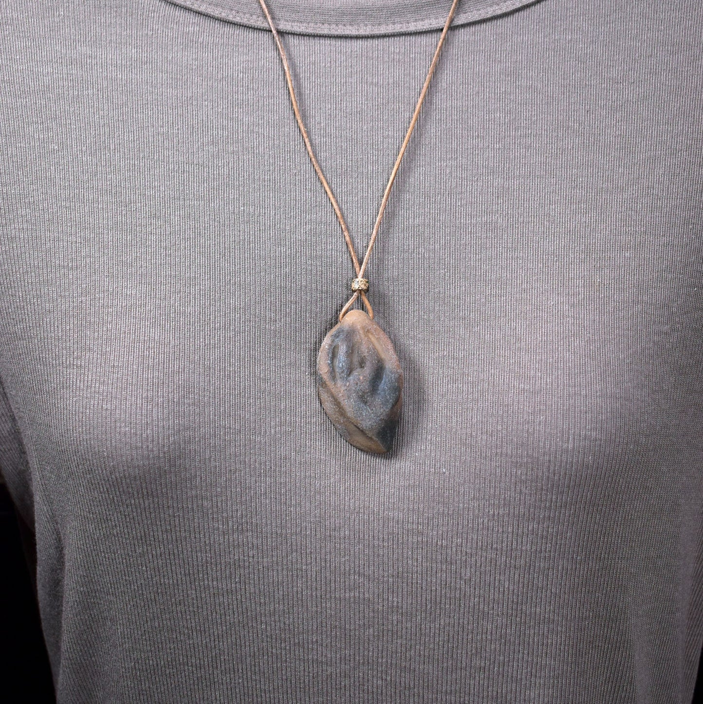 Handgefertigtes Yoni-Amulett aus traditionell gebranntem Ton – Einzigartige Rauchbrandkunst für dein Wohlbefinden