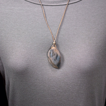 Handgefertigtes Yoni-Amulett aus traditionell gebranntem Ton – Einzigartige Rauchbrandkunst für dein Wohlbefinden