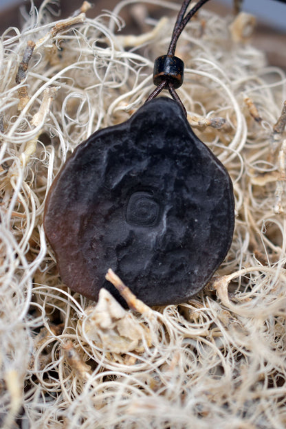 Handgefertigtes Amulett - nordisches Sonnenrad - Traditioneller Ton-Talisman für Glück & Wohlstand - mit Leder- oder Baumwollband
