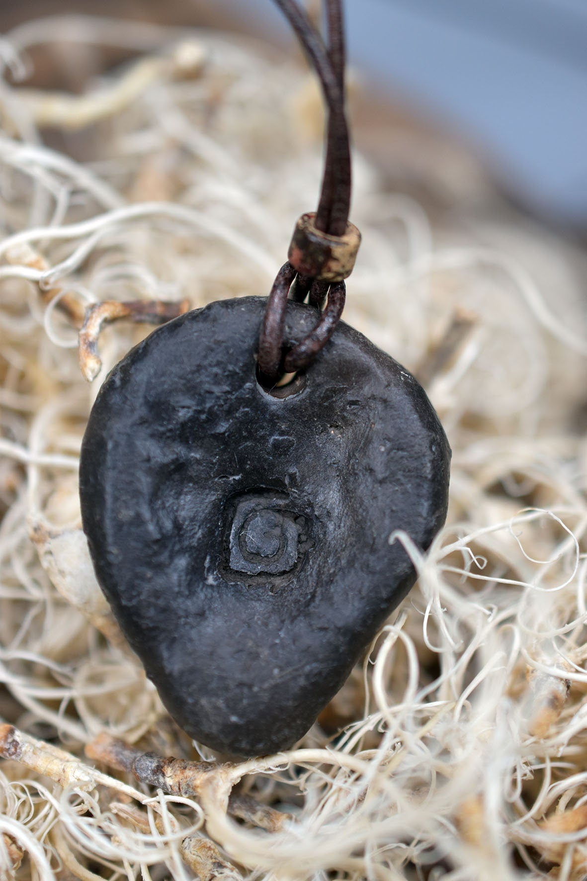 Handgefertigtes Amulett Talisman - Ethno Maske - aus traditionell gebranntem Ton mit Leder- oder Baumwollband