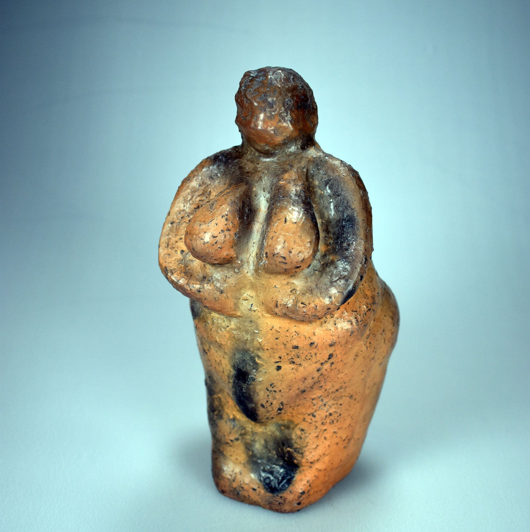 Handgefertigte Venus Statue aus Ton – Rauchbrandkunstwerk symbolisierend das Matriarchat und die Fruchtbarkeit