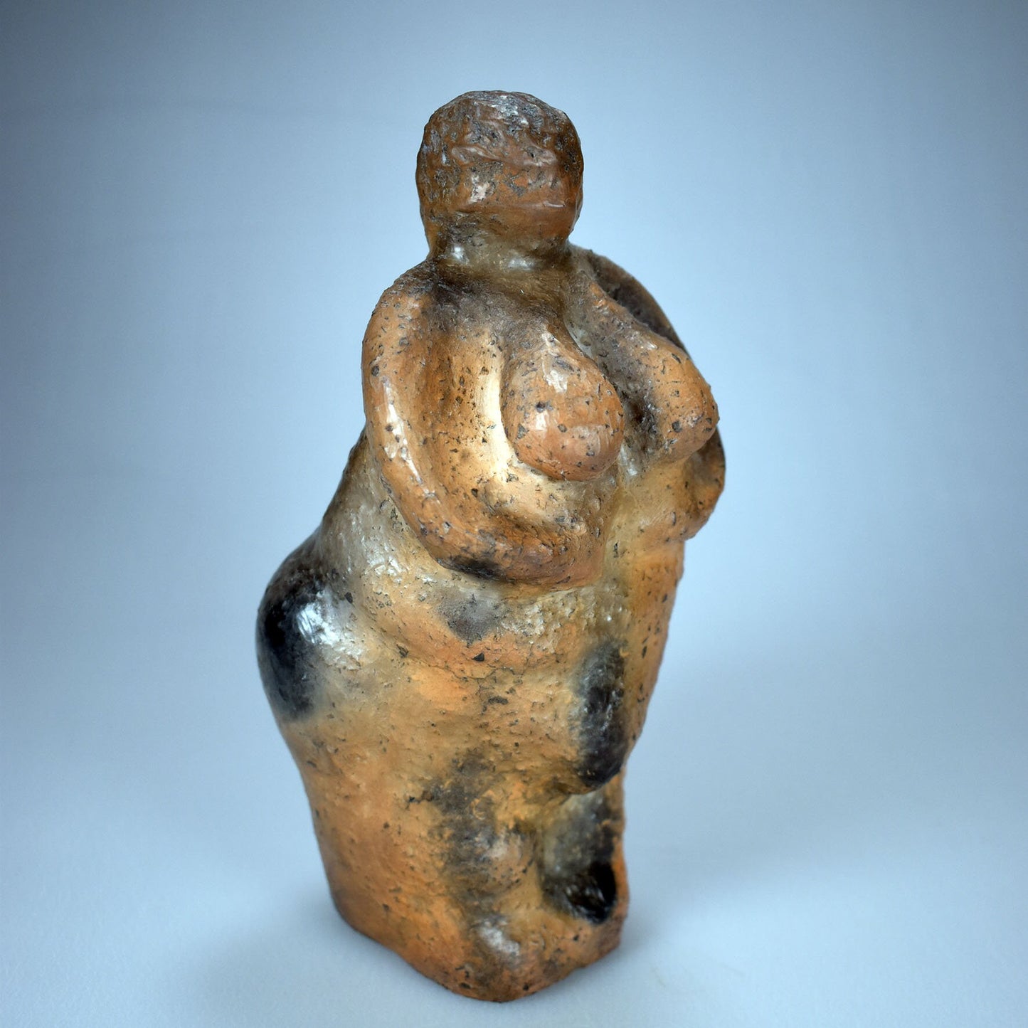 Handgefertigte Venus Statue aus Ton – Rauchbrandkunstwerk symbolisierend das Matriarchat und die Fruchtbarkeit