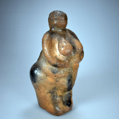 Handgefertigte Venus Statue aus Ton – Rauchbrandkunstwerk symbolisierend das Matriarchat und die Fruchtbarkeit