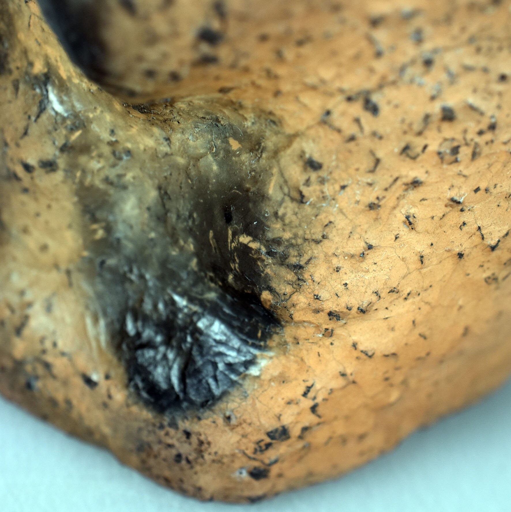 Handgefertigte Venus Statue aus Ton – Rauchbrandkunstwerk symbolisierend das Matriarchat und die Fruchtbarkeit