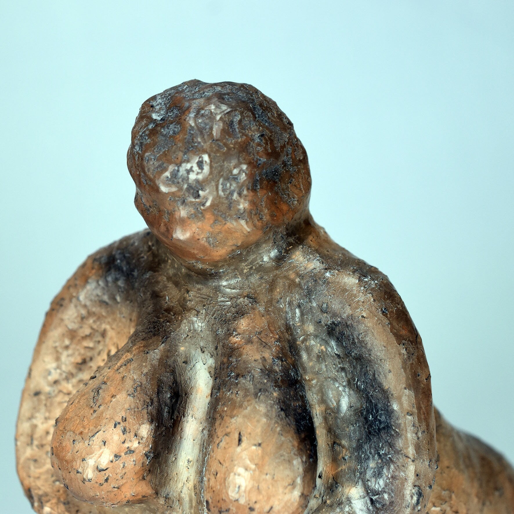 Handgefertigte Venus Statue aus Ton – Rauchbrandkunstwerk symbolisierend das Matriarchat und die Fruchtbarkeit