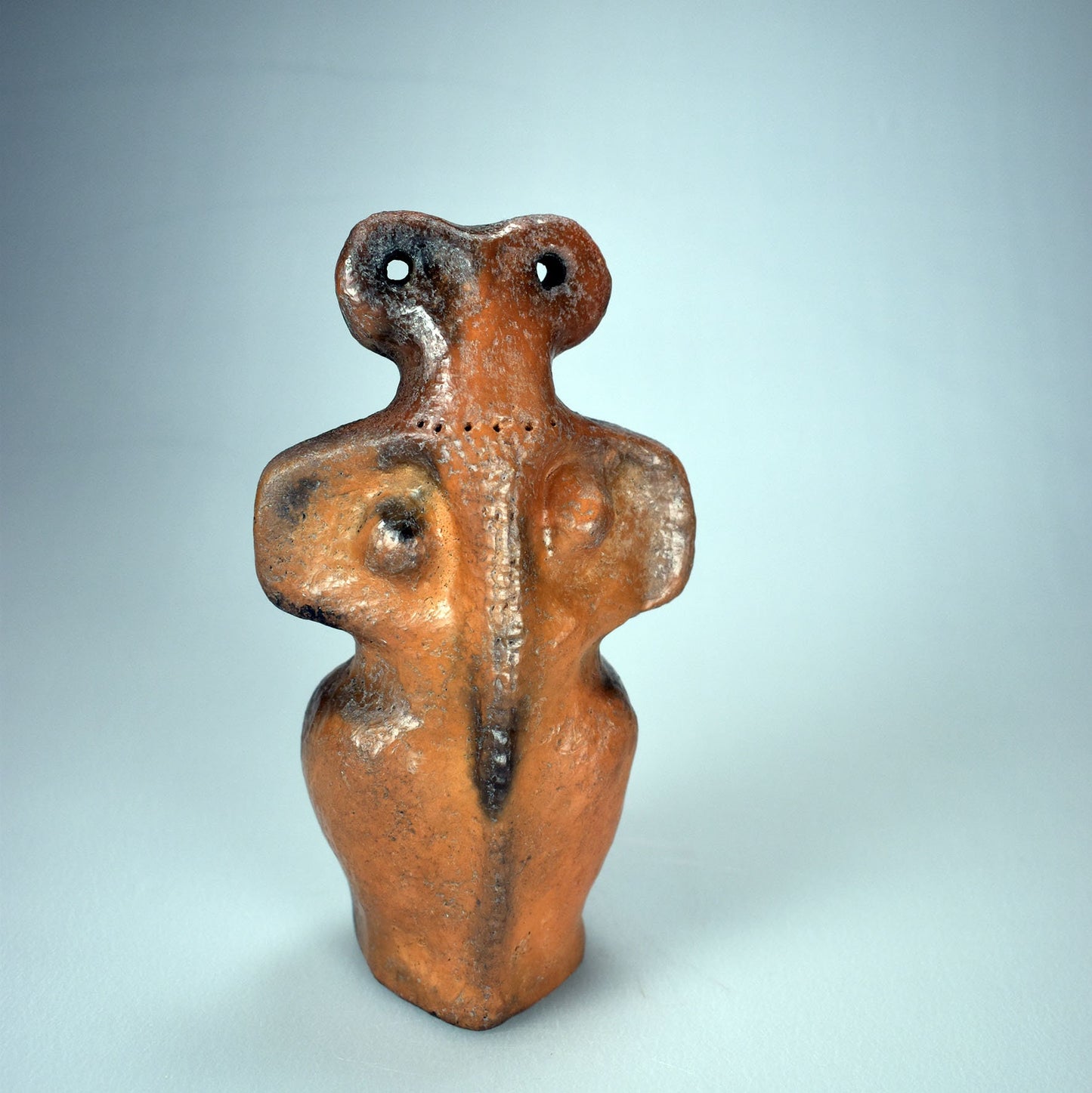 Einzigartige spirituelle Eye Idol Skulptur - Tel Brak inspiriertes Kunstwerk aus Ton und im Rauchbrand veredelt