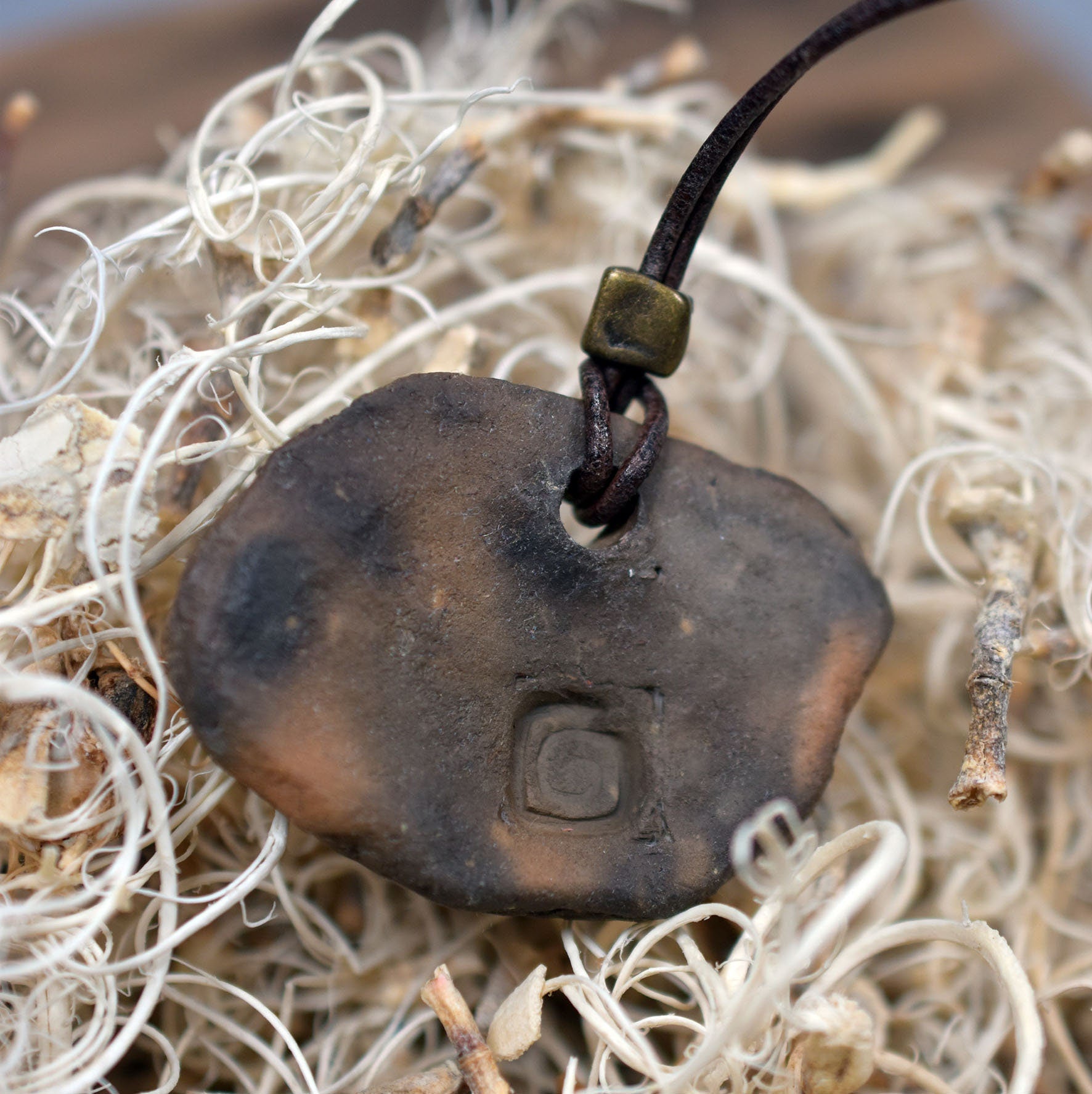 Rauchbrandkunst trifft auf Lascaux Magie - Einzigartiges handgefertigtes Amulett aus Ton – mit Leder- oder Baumwollband