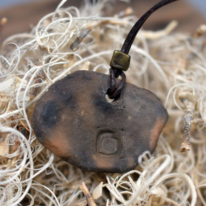 Rauchbrandkunst trifft auf Lascaux Magie - Einzigartiges handgefertigtes Amulett aus Ton – mit Leder- oder Baumwollband