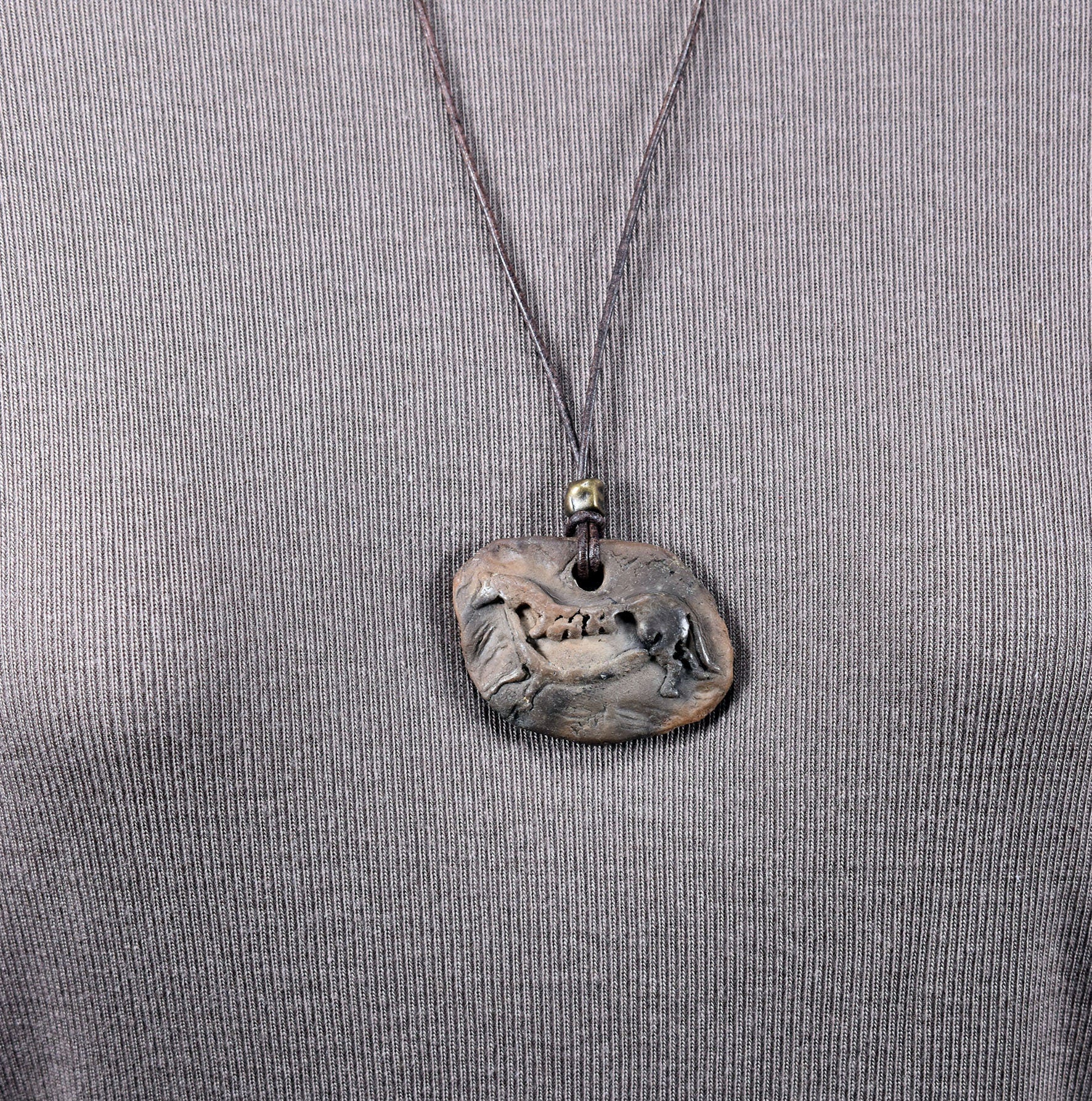 Rauchbrandkunst trifft auf Lascaux Magie - Einzigartiges handgefertigtes Amulett aus Ton – mit Leder- oder Baumwollband