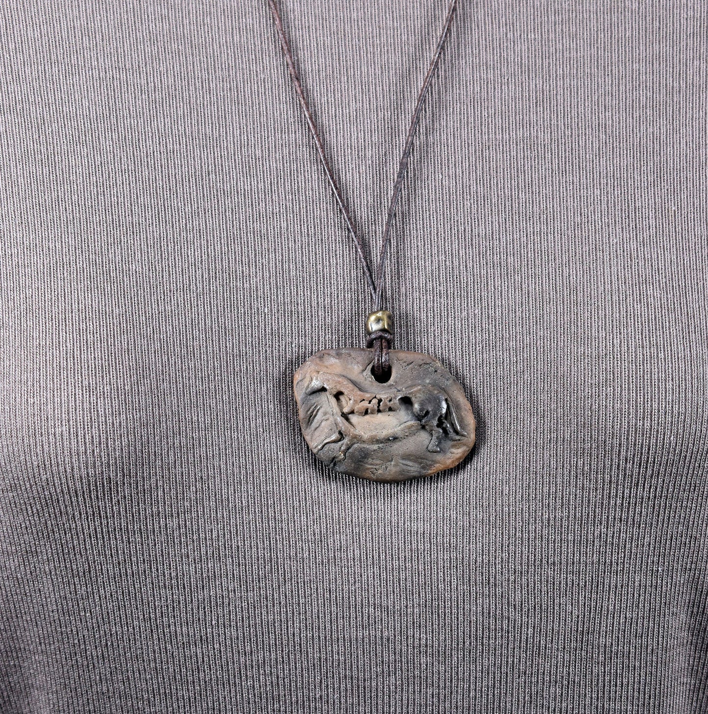 Rauchbrandkunst trifft auf Lascaux Magie - Einzigartiges handgefertigtes Amulett aus Ton – mit Leder- oder Baumwollband