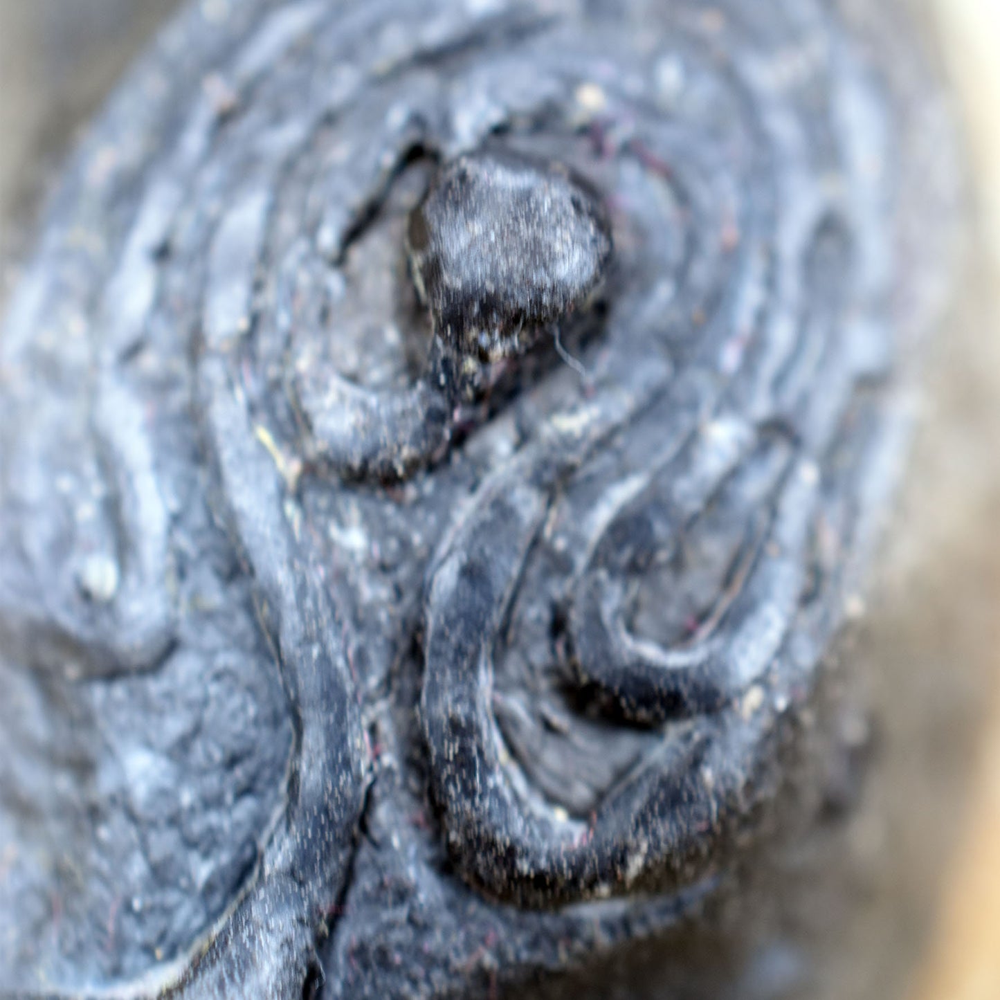 Einzigartiger Rauchbrand-Amulett Talisman – Tree of Gaia - Handgefertigter Glücksbringer aus Ton mit Leder- oder Baumwollband