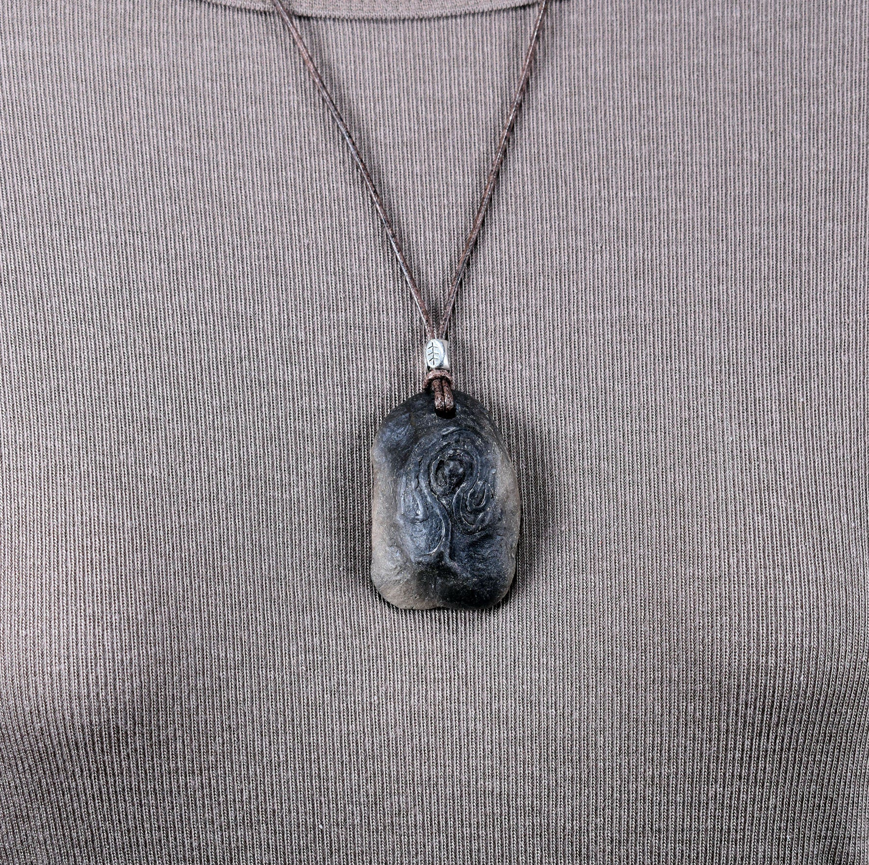 Einzigartiger Rauchbrand-Amulett Talisman – Tree of Gaia - Handgefertigter Glücksbringer aus Ton mit Leder- oder Baumwollband