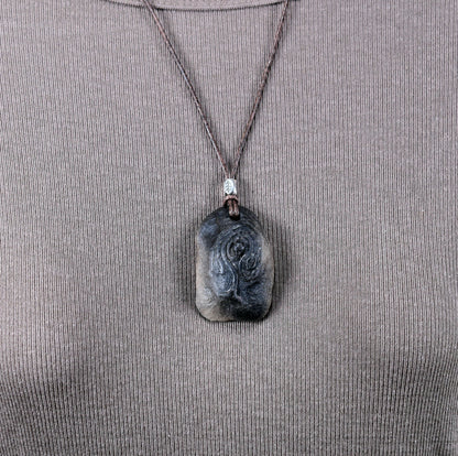 Einzigartiger Rauchbrand-Amulett Talisman – Tree of Gaia - Handgefertigter Glücksbringer aus Ton mit Leder- oder Baumwollband