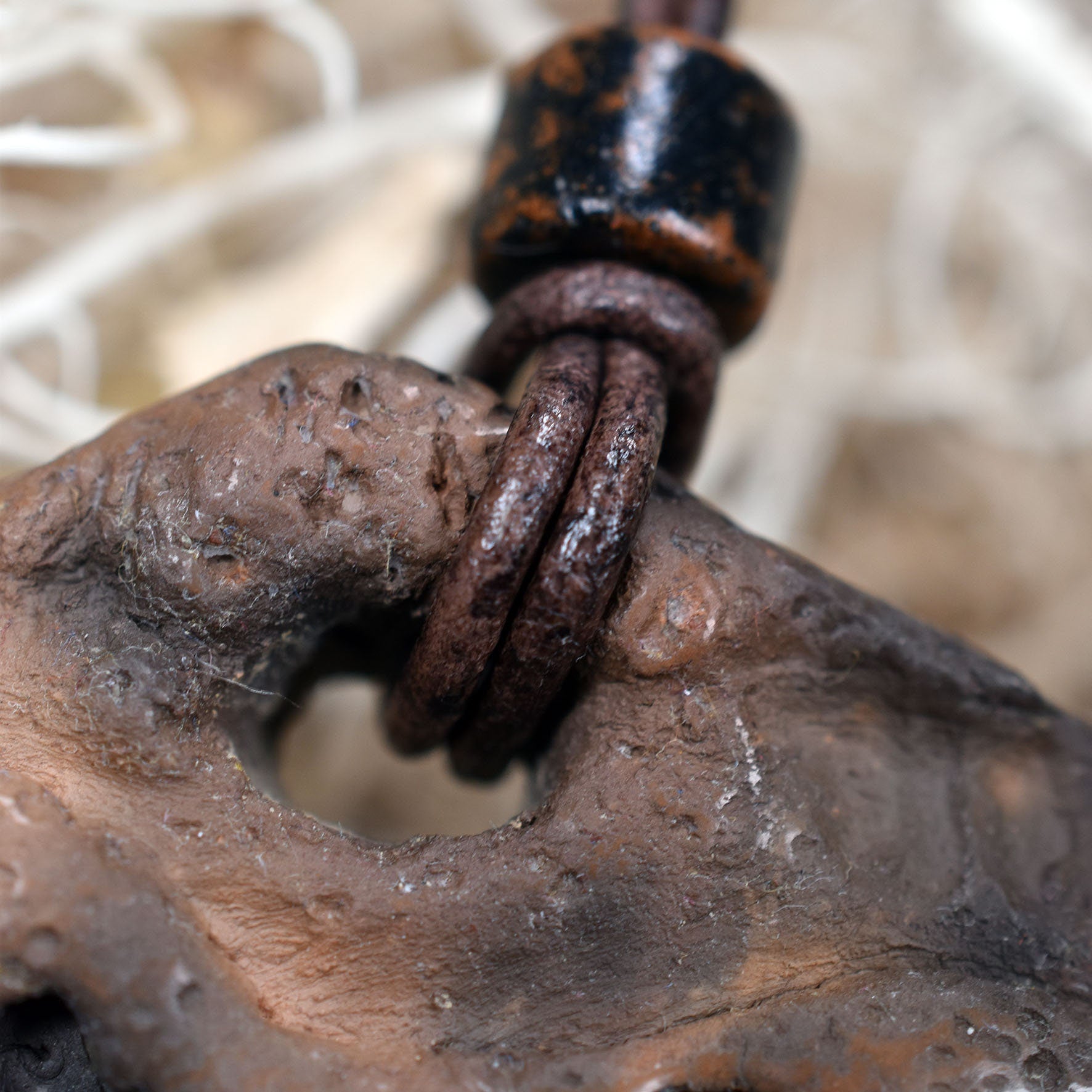 Rauchbrandkunst trifft auf Lascaux Magie - Einzigartiges handgefertigtes Amulett aus Ton – mit Leder- oder Baumwollband