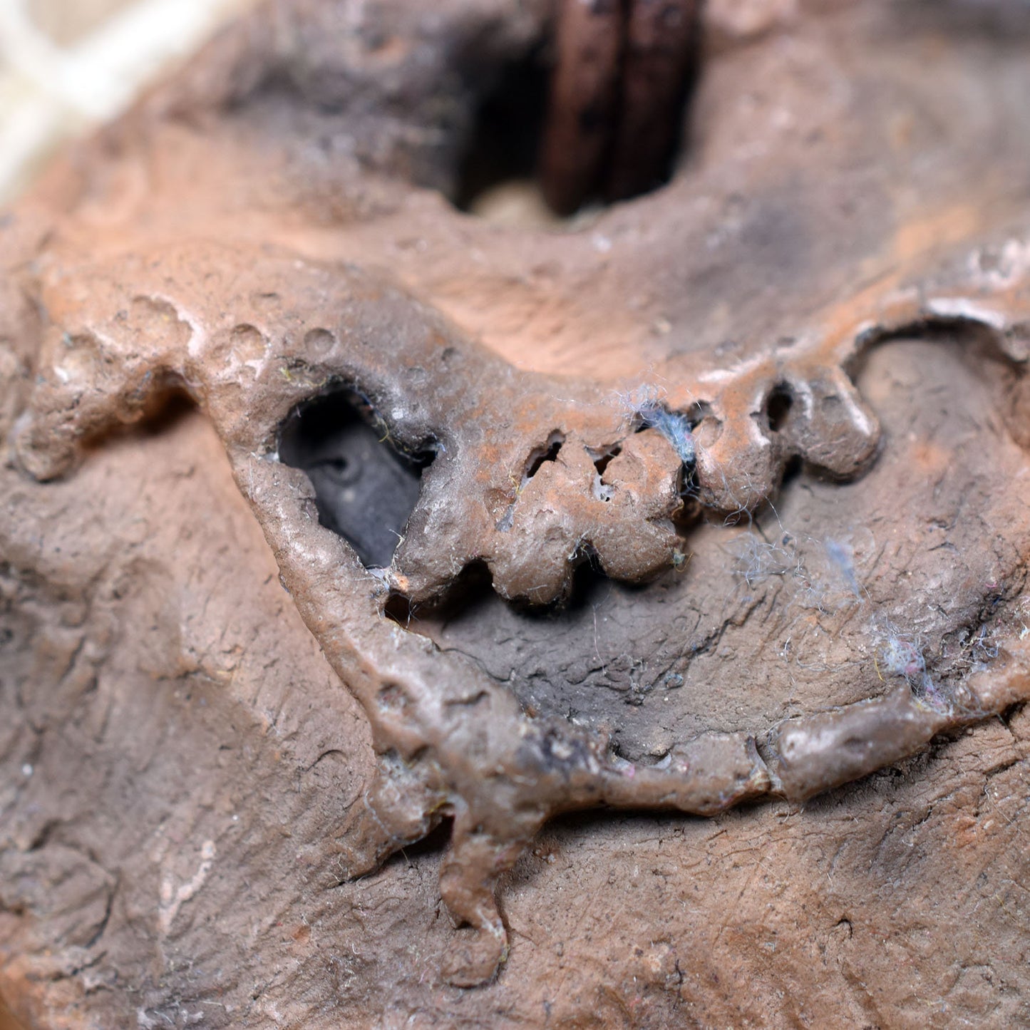 Rauchbrandkunst trifft auf Lascaux Magie - Einzigartiges handgefertigtes Amulett aus Ton – mit Leder- oder Baumwollband