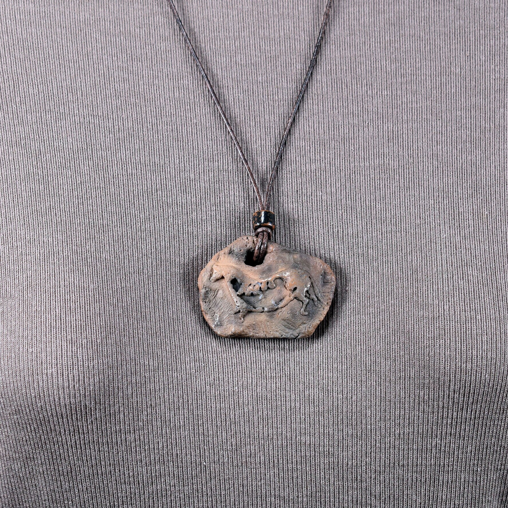 Rauchbrandkunst trifft auf Lascaux Magie - Einzigartiges handgefertigtes Amulett aus Ton – mit Leder- oder Baumwollband