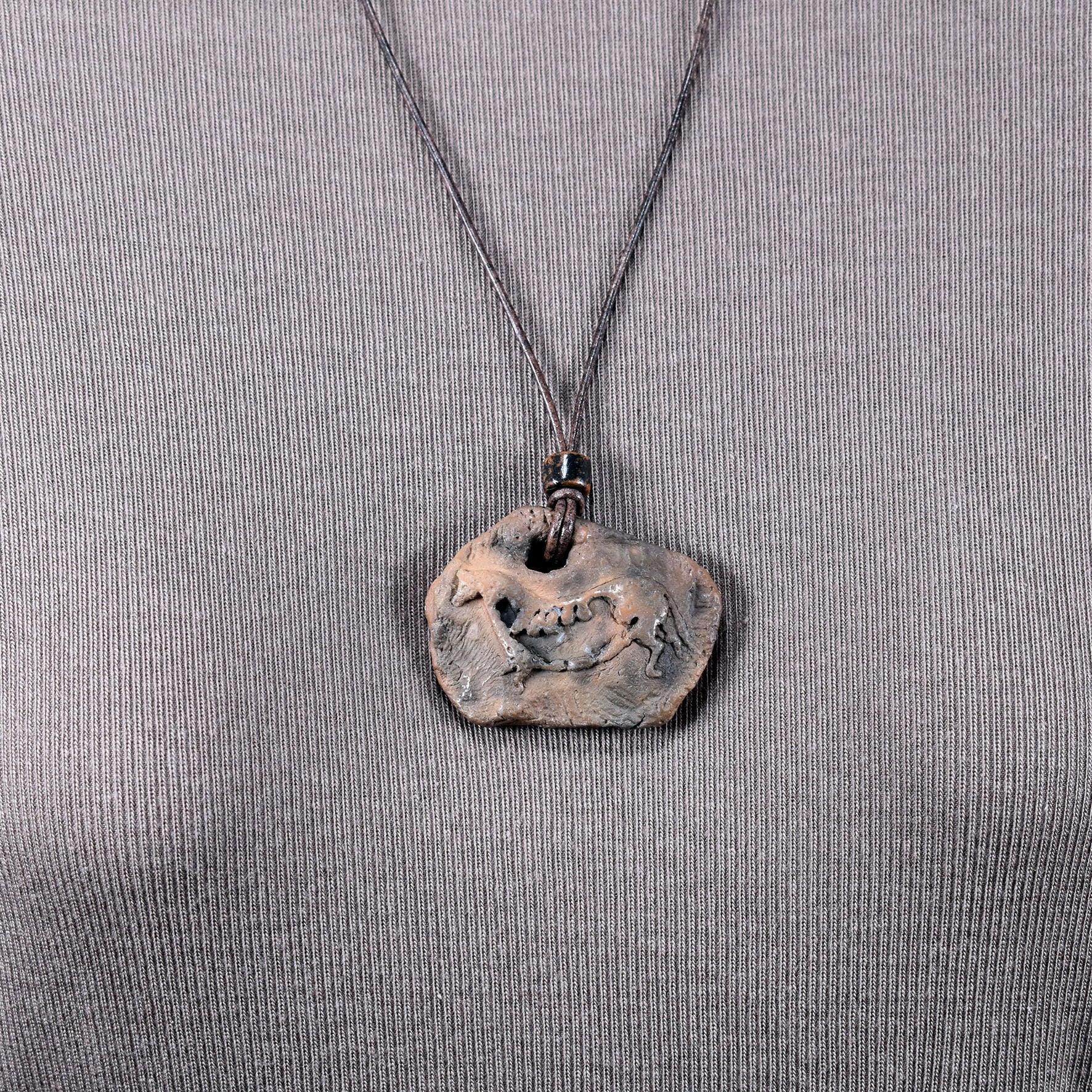 Rauchbrandkunst trifft auf Lascaux Magie - Einzigartiges handgefertigtes Amulett aus Ton – mit Leder- oder Baumwollband