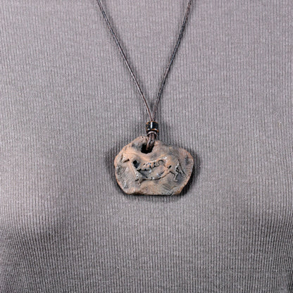 Rauchbrandkunst trifft auf Lascaux Magie - Einzigartiges handgefertigtes Amulett aus Ton – mit Leder- oder Baumwollband