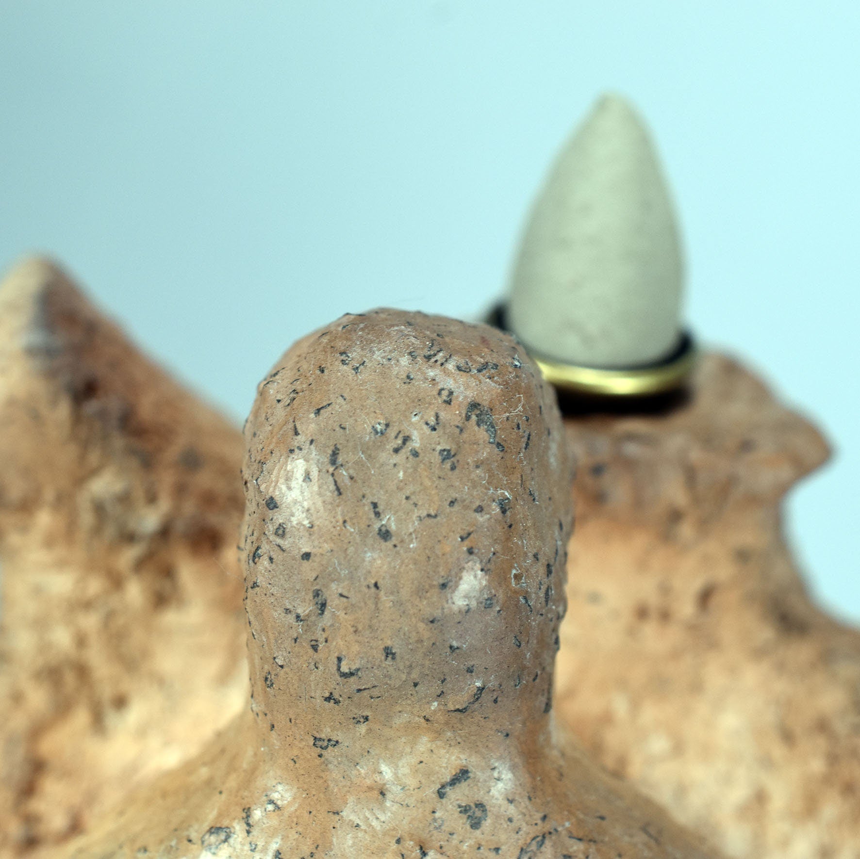 Mystische Baumgöttin Rückfluss Räucherkegelhalter aus Ton – Dekorative Naturgöttin Rauchbrand Töpferei