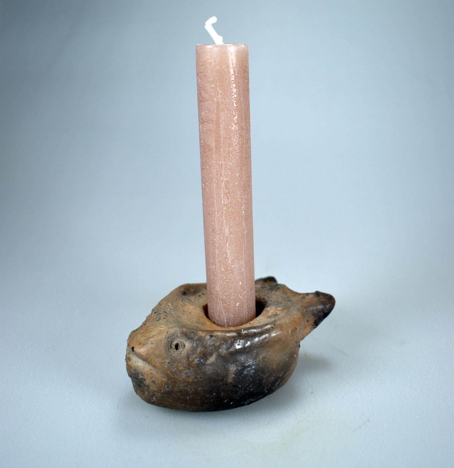 Handgefertigter Kerzenhalter aus traditionell gebranntem Ton – Spiritueller Fisch für angenehmes Wohnambiente