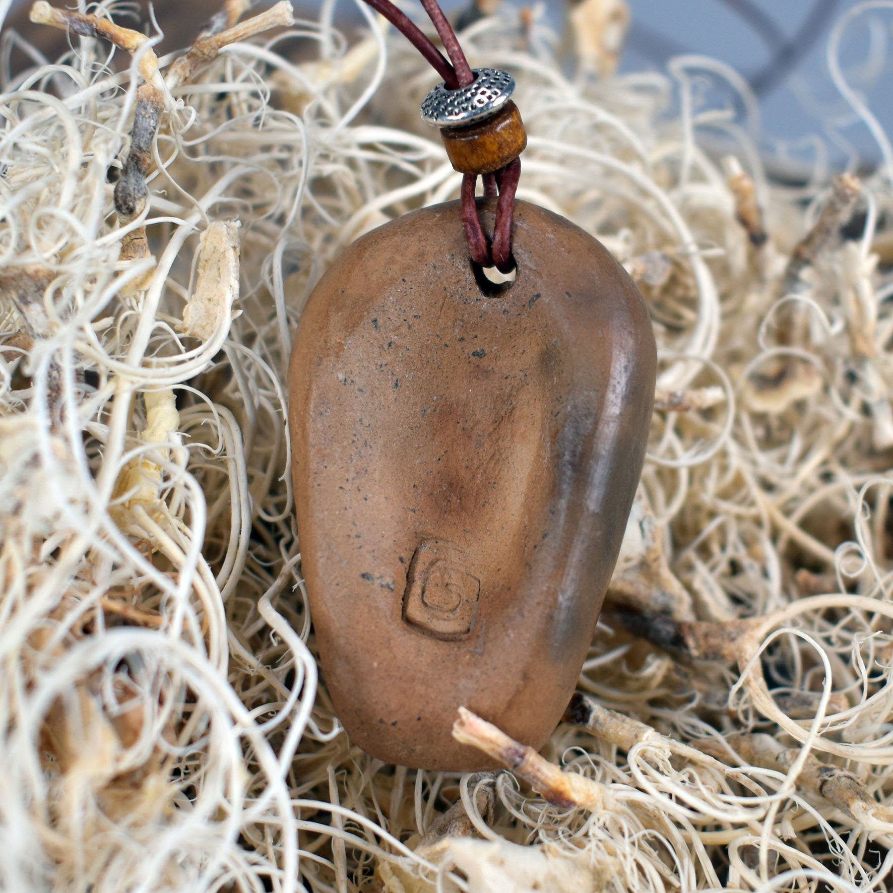 Handgefertigtes Amulett Talisman - Ethno Maske - aus traditionell gebranntem Ton mit Leder- oder Baumwollband