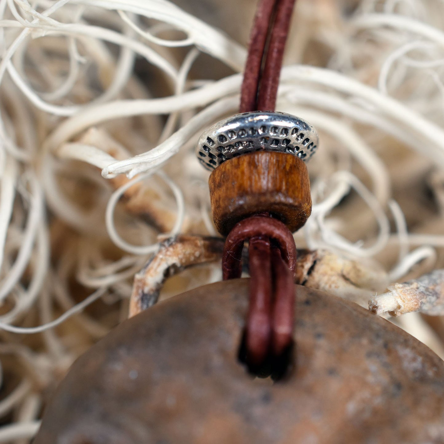 Handgefertigtes Amulett Talisman - Ethno Maske - aus traditionell gebranntem Ton mit Leder- oder Baumwollband