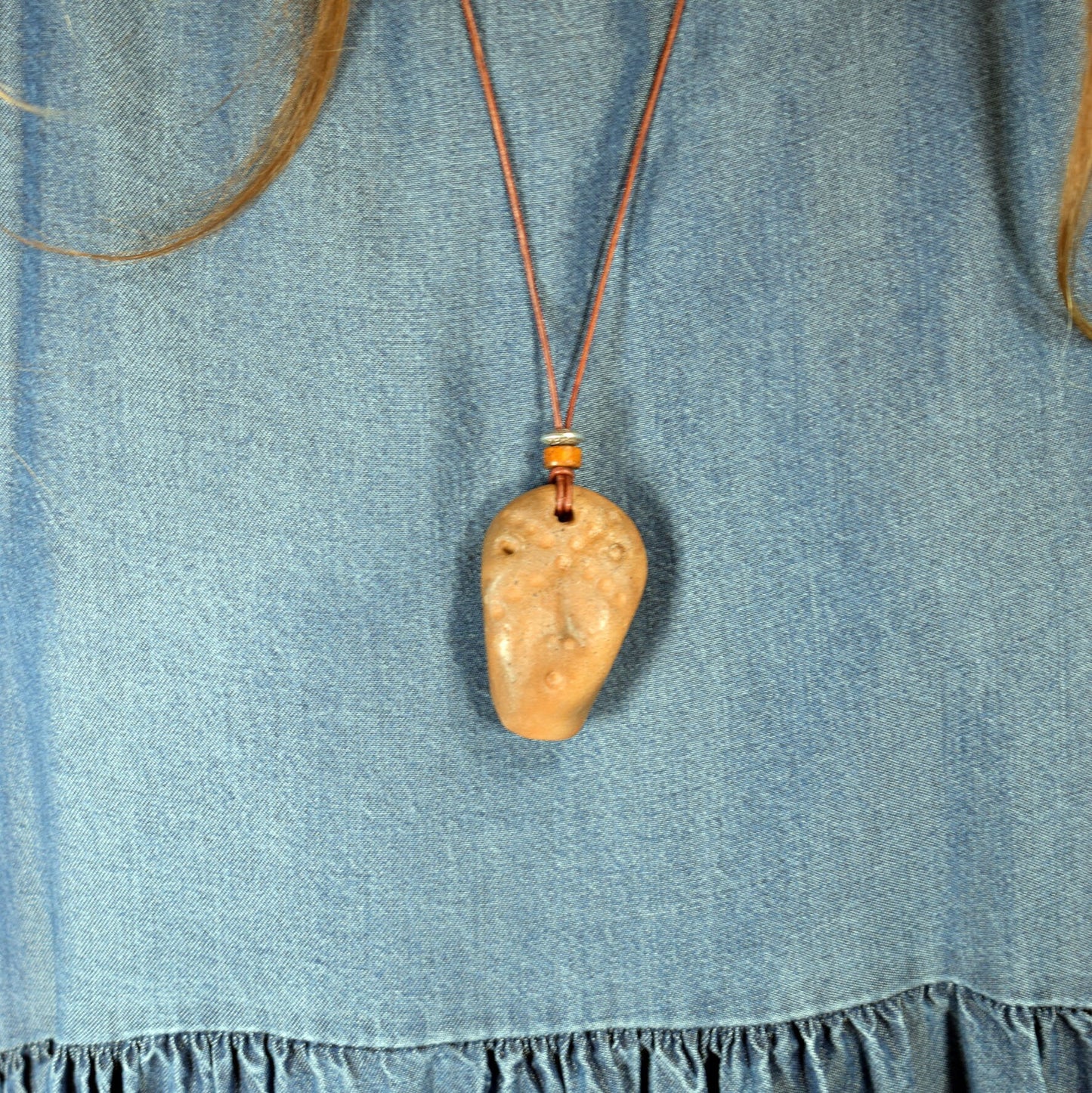 Handgefertigtes Amulett Talisman - Ethno Maske - aus traditionell gebranntem Ton mit Leder- oder Baumwollband