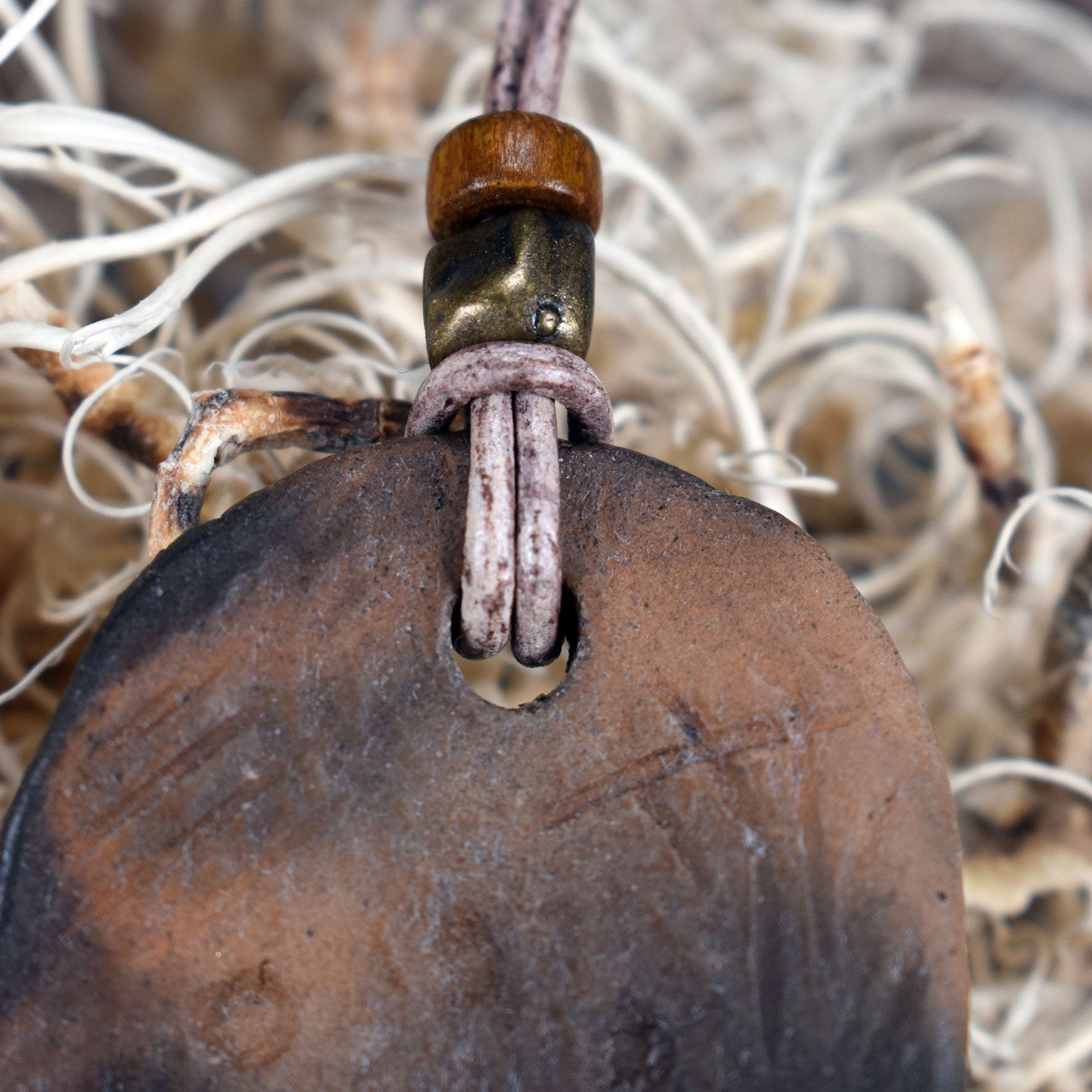 Handgefertigtes Glücksbringer Amulett - Sonnensymbol - aus traditionell gebranntem Ton – Rustikaler Talisman-Anhänger