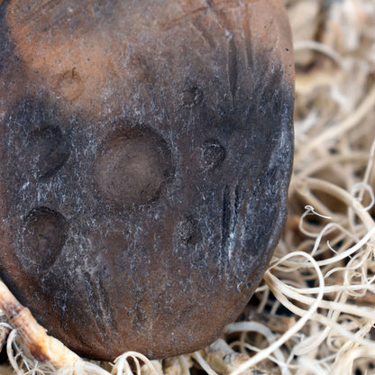 Handgefertigtes Glücksbringer Amulett - Sonnensymbol - aus traditionell gebranntem Ton – Rustikaler Talisman-Anhänger