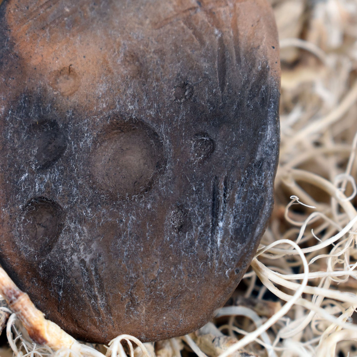 Handgefertigtes Glücksbringer Amulett - Sonnensymbol - aus traditionell gebranntem Ton – Rustikaler Talisman-Anhänger
