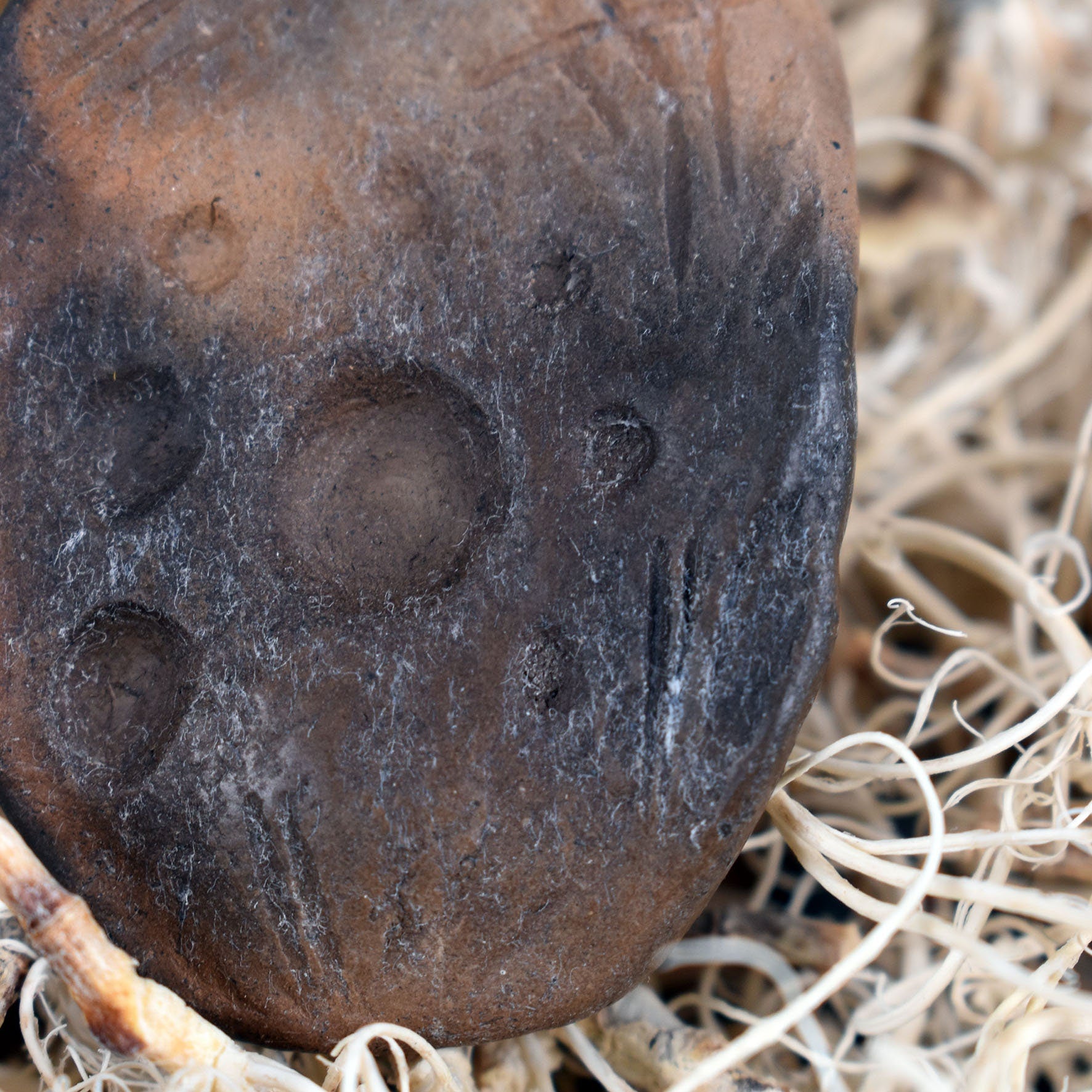 Handgefertigtes Glücksbringer Amulett - Sonnensymbol - aus traditionell gebranntem Ton – Rustikaler Talisman-Anhänger