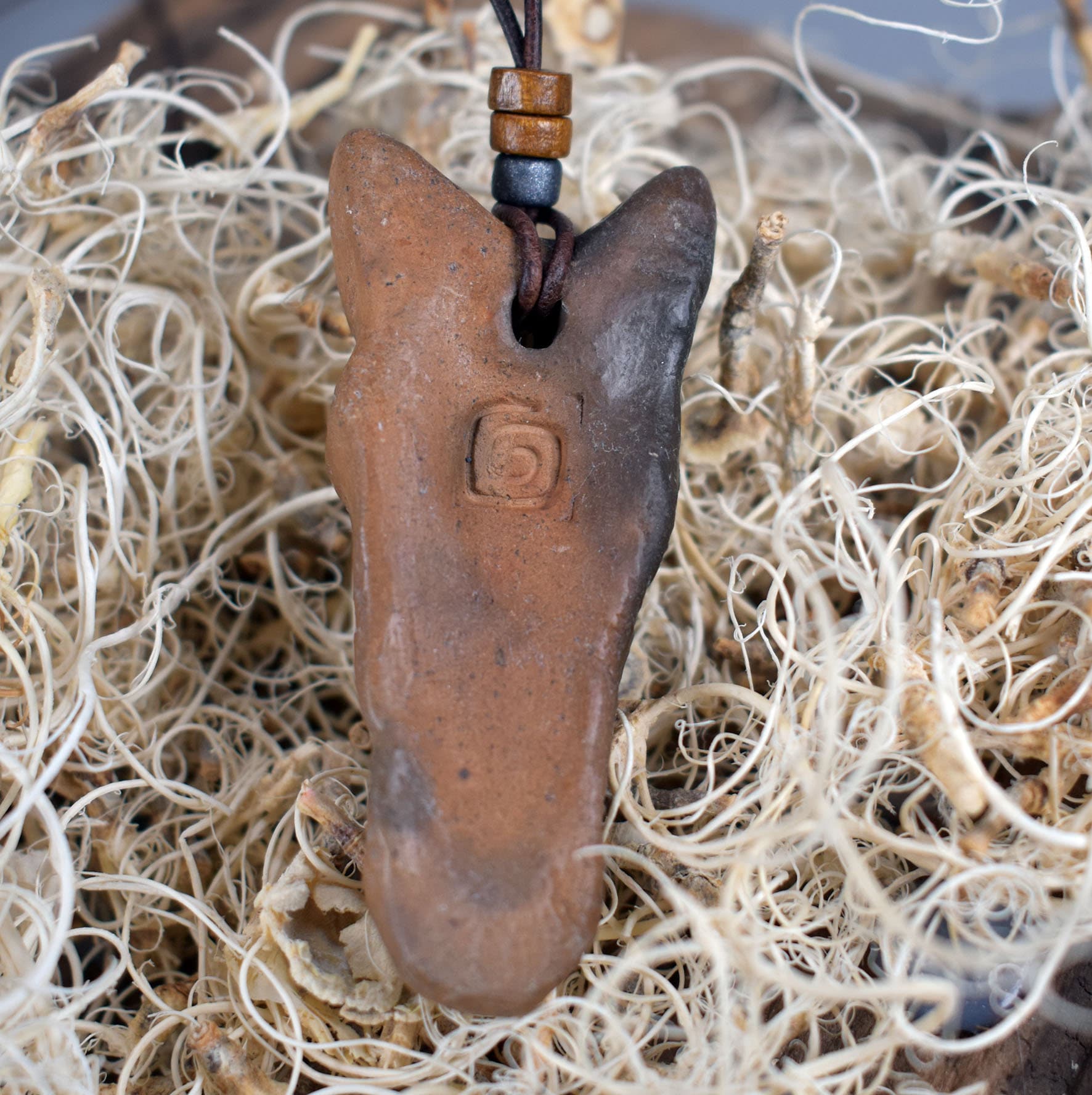 Handgefertigter Sleipnir Glücksbringer Amulett Talisman - Nordischer Schmuck aus traditionell gebranntem Ton mit Leder- oder Baumwollband