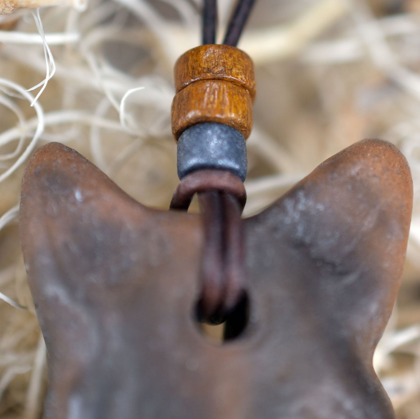 Handgefertigter Sleipnir Glücksbringer Amulett Talisman - Nordischer Schmuck aus traditionell gebranntem Ton mit Leder- oder Baumwollband