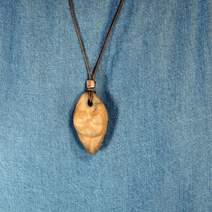 Einzigartiges handgefertigtes Amulett aus Rauchbrand-Ton – Spiritueller Glücksbringer und Fruchtbarkeitsgöttin Anhänger