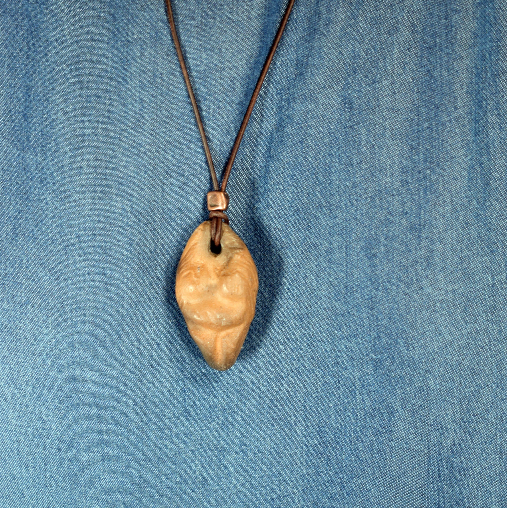 Einzigartiges handgefertigtes Amulett aus Rauchbrand-Ton – Spiritueller Glücksbringer und Fruchtbarkeitsgöttin Anhänger