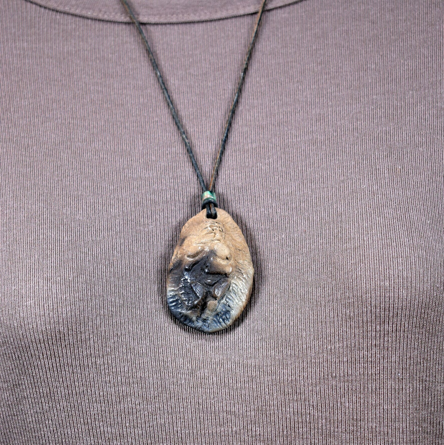 Einzigartiges Glücksbringer Amulett: Rauchbrand Ton Anhänger - Venus von Willendorf mit Leder- oder Baumwollband