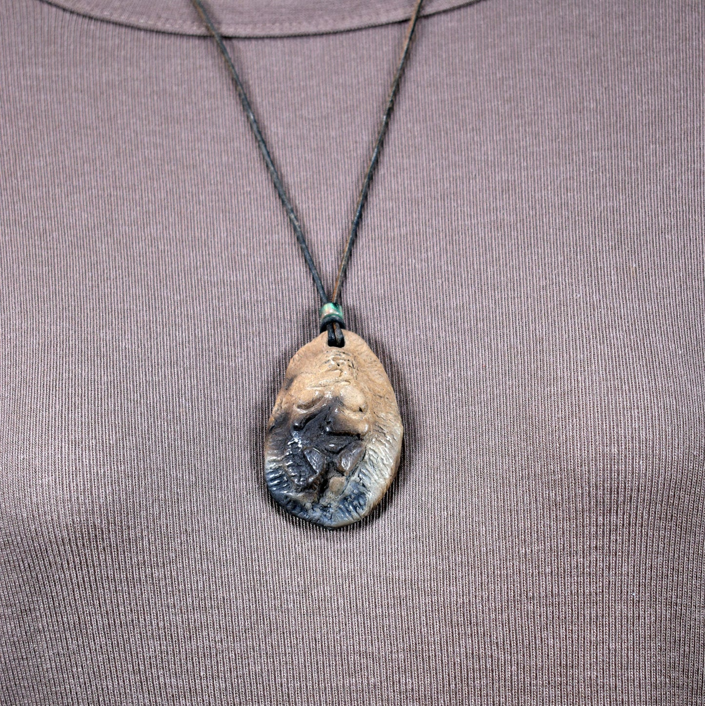 Einzigartiges Glücksbringer Amulett: Rauchbrand Ton Anhänger - Venus von Willendorf mit Leder- oder Baumwollband