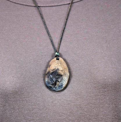 Einzigartiges Glücksbringer Amulett: Rauchbrand Ton Anhänger - Venus von Willendorf mit Leder- oder Baumwollband