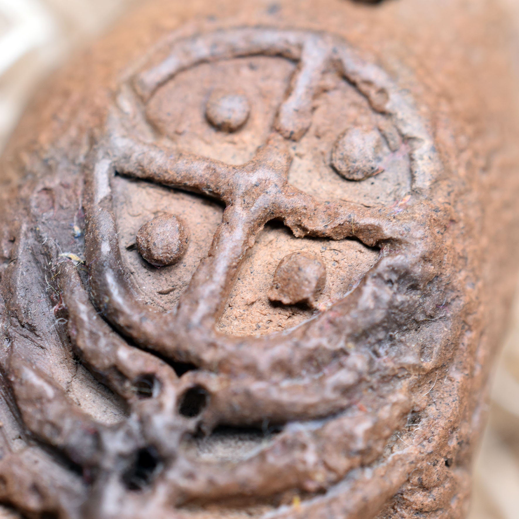 Handgefertigtes Amulett - nordisches Sonnenrad - Traditioneller Ton-Talisman für Glück & Wohlstand - mit Leder- oder Baumwollband