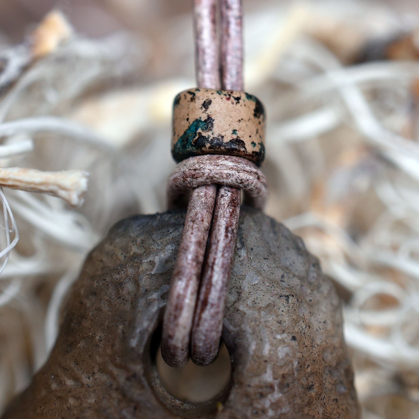 Handgefertigtes Amulett - nordisches Sonnenrad - Traditioneller Ton-Talisman für Glück & Wohlstand - mit Leder- oder Baumwollband
