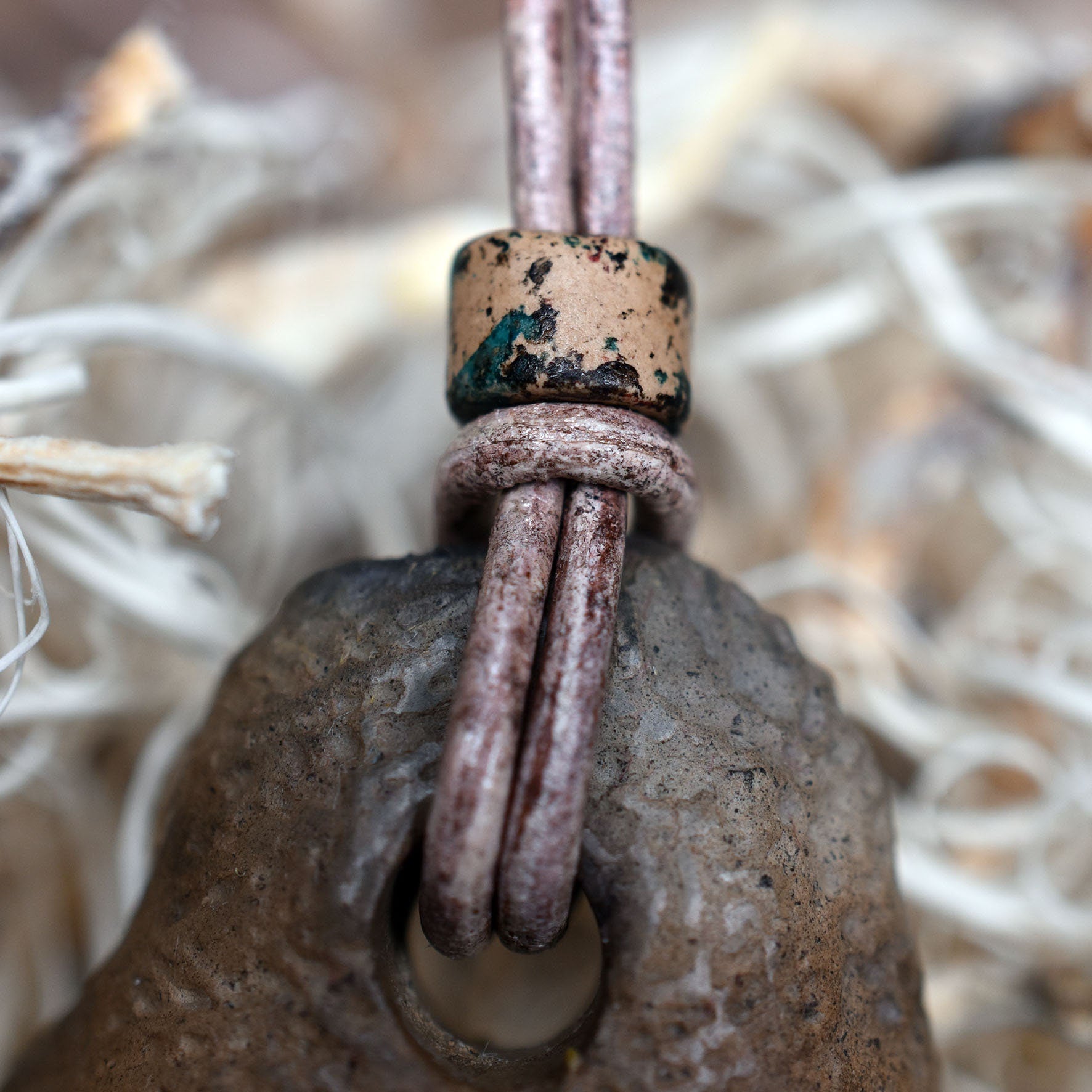 Handgefertigtes Amulett - nordisches Sonnenrad - Traditioneller Ton-Talisman für Glück & Wohlstand - mit Leder- oder Baumwollband